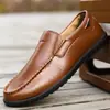 Nuevos mocasines de negocios estilo británico para otoño, zapatos de piel con suelas suaves, slip-on para conducir, zapatos casuales modernos para hombre