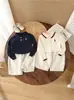 Estilo Coreano Primavera y Otoño Nuevo Conjunto para Hombre, Mujer y Niño Polo Elegante Bordado Tejido Manga Larga Pantalones Casuales Conjunto para Salir en Invierno
