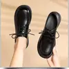 Sapatos femininos de couro macio com salto baixo para primavera e outono, sapatos rasos de verniz em estilo britânico, versáteis com solas macias, confortáveis para primavera e outono