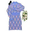 Vestido de punto para mujer, nuevo estilo de otoño, con un patrón texturizado, escote alto elegante, corte ajustado y una silueta ceñida al cuerpo que crea un efecto adelgazante, perfecto como prenda para usar en capas debajo de un abrigo.