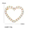 Broche Amor Hueco Aleación Corsage Pin para Mujer Accesorios de Ropa Versión Coreana Dulce y Más Fácil de Combinar Incrustado con Perlas y Pedrería
