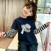 Nova Blusa de Manga Comprida Primavera/Outono para Meninas, Camisa Base Listrada com Estampa de Desenho Patchwork, Camiseta Estilosa de Algodão Puro para Bebê