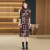 Foto real outono e inverno Novo vestido acima do joelho gola alta meia vestido suéter solto com casaco comprimento médio
