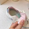 Zapatillas para niñas, nueva colección primavera/otoño 2026, suela blanda, zapatos atléticos ligeros, zapatos casuales, zapatos atléticos de moda para niños