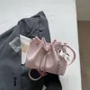 Estilo Novo Primavera e Verão Personalizado Urbano Simples Bolsa de Mão Plissada Bolsa Saco Moda Versátil Doce Elegante Bolsa Transversal com Corrente