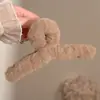 Presilha de cabelo estilo vintage que não danifica os fios, na cor café com toque de luxo, presilha de tubarão de pelúcia, acessório de cabelo fofo e doce para penteados presos.