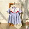 Ropa infantil coreana, vestido para niña bordado de manzana, estilo verano 2026, elegante vestido camisero a rayas de manga corta, estilo nicho