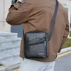 Bolso de hombre transfronterizo, piel sintética PU, estilo coreano, nuevo bolso de hombro, bolso cuadrado pequeño para commuting business casual, gran capacidad, bolso cruzado versátil