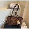 Bolsa Casual Transfronteiriça com Estampa de Leopardo Feminina Grande Capacidade Tote Bag Outono 2025 Nova Bolsa Portátil para o Dia a Dia Bolsa de Ombro de Alto Valor
