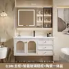 Sencillo tocador de baño rústico estilo francés, que incluye un mueble para lavabo y lavabo integrado