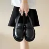 Mocasines marrones de piel genuina para mujer, zapatos sin cordones de suela gruesa, nuevos zapatos pequeños de cuero versátiles estilo británico otoño 2025