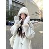 Jaqueta Conjunto Capuzido de Manga Longa Estilo Menina Doce e Gentil para Mulheres Inverno 2026 Novo Estilo Jaqueta de Lã Solta de Comprimento Médio