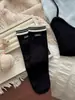Calcetines de mujer para otoño e invierno, calcetines de media pantorrilla estilo universitario, calcetines deportivos de moda con bloques de color y etiquetas de tela, calcetines sueltos de canalé a rayas