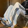 Calça masculina, nova coleção outono/inverno 2026, estilo esportivo de Hong Kong, perna larga, caimento solto, forrada com fleece, casual, perna reta, listrada, calça comprida, moderna
