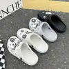 Zapatos perforados de nuevo estilo para mujer, zapatos cerrados de verano para uso en exteriores, sandalias slip-on para hombre, zapatos de playa ligeros de suela blanda, modernos para parejas