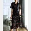 Vestido de Verão 2026 Novo Floral com Decote V de Manga Curta de Comprimento Médio para Mulheres com Design de Nicho e Elegante Vestido Retro com Ajuste na Cintura