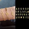 Amazon Tendencia Europea y Americana Letras Iniciales Doradas Accesorios DIY Simples Letras Mayúsculas de 2 Agujeros Adornos Regalos Festivos para Mujeres
