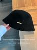 Sombrero de pescador de lana de color sólido estándar de metal estilo coreano de alta calidad para mujer, otoño e invierno, casual, para cabeza grande, que realza el rostro, sombrero de cuenca pequeña