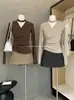 Y.JIA Yijia 2026 Otoño Estilo Coreano Sentido de Diseño Puro Deseo Camiseta de Manga Larga Halter Escote en V con Cintura Fruncida 5101