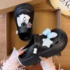 Zapatos perforados de doble uso, estilo nuevo y moderno para mujer, verano 2026, zapatillas versátiles de EVA, que aumentan la altura, de suela gruesa, ligeras, de punta cerrada para estudiantes