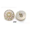 Cárdigan de Punto de Plástico Estilo Chanel Electroplateado con Botones Redondos de Diamante Texturizado Blanco, Botones de Perla y Adornos de Camelia