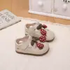 Sapatos de Princesa para Bebê Menina Sandálias Fechadas Verão 2026 Novo Estilo Calçados Macios para Caminhada de Bebê Respiráveis Antiderrapantes Design Vazado