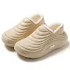 Pantuflas de algodón impermeables para hombre, nuevo estilo otoño e invierno 2025, forradas de felpa y engrosadas para abrigar, con diseño de talón cerrado, adecuadas para usar tanto en interiores como en exteriores