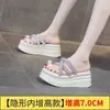 Sandalias de Grulla Blanca con Suela Gruesa y Pedrería para Mujer Verano Exterior 2026 Nuevo Estilo Tacones que Aumentan la Altura Interior Zapatos de Mujer Celebridad de Internet Super Calientes