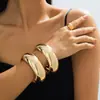 Set de 3 Piezas de Pulsera Ancha Dorada Brillante y Anillo Set Joyería de Fiesta Elegante Moderna Vanguardista Industria Pesada Europea y Americana
