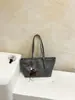 Bolsas de mano retro de nicho al por mayor transfronterizas para mujer 2026 nuevo gran capacidad remache para ir al trabajo bandolera individual para el hombro de moda