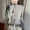 Cárdigan de punto con un pequeño detalle de botón, con un tejido de siete agujas, un patrón de estrella de mar y una sensación cálida, suave y cómoda.. Tiene un cuello alto y está diseñado para ser más grueso para usar en invierno, proporcionando un tacto suave contra la piel.