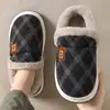Bolsa para meia-idade e idosos com sapatos de algodão femininos antiderrapantes sola grossa casa pantufas de algodão quentes masculinas podem usar fora pantufas de algodão espessadas inverno atacado