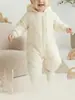 26 Nuevos mamelucos cálidos de otoño e invierno para bebé, ropa exterior acolchada y engrosada, mono de algodón con capucha