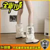 Botas femininas 2026 outono e inverno estilo europeu e americano em camurça com fivela de metal, salto alto médio de 8 cm, bico fino, emagrecedoras, moda