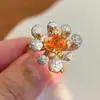 Anillo de flor de rombos naranjas brillantes para mujer, simple y elegante con un toque de alta gama, anillo exquisito vintage de lujo ligero