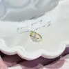 Pendientes de alfiler rectos con forma de trébol de cuatro hojas, frescos y sencillos, clásicos y versátiles, con un diseño ligero y lujoso y cierre de borde.