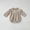 Macacão Bebê Primavera 2026 Retro Floral Gola Botão Bebê Menina Doce e Fofo Macacão Triângulo