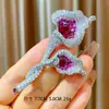 Broche de Coração Vermelho de Zircônia e Lírio Calla de Luxo Leve de Alta Qualidade, Brilhante Elegante, Pin de Flor da Moda para Casaco Terno, Pin de Flor Corsage Lote