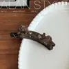 Um Grampo de Cabelo Elegante Estilo Francês de Acetato Gatinho Fofo Banana Grampo de Cabelo Torcido Acessório de Cabelo Simples para a Parte de Trás da Cabeça para Mulheres