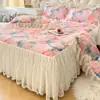 Faldón de Cama Acolchado Estilo Coreano Pieza Única Cepillado Estampado Engrosado Cubrecama Juego de Tres Piezas Cubierta Protectora de Polvo para Colchón Universal Todas las Estaciones