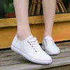 Zapatos blancos transpirables huecos para mujer, zapatos de verano para estudiante, nuevos zapatos planos de estilo coreano, zapatos de malla versátiles para mujer en stock