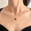 Collar de Perlas S Brand para Mujer con Colgante de Corazón Esmaltado Rojo Dorado Estilo Francés, Cadena para Clavícula de Lujo Ligero Nicho de Gama Alta Tendencia