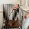 Bestseller de comercio exterior transfronterizo: bolso de hombro retro de nicho para mujer, bolso tipo bola para debajo del brazo, bolso cruzado versátil para otoño e invierno