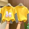 Camiseta infantil de algodão puro listrada de manga longa, top estiloso novo 2026 para crianças, camiseta de outono com desenho para meninas