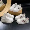 Tênis casuais femininos de outono de cano baixo, branco, estilo novo, respirável, versátil, com sola grossa, de cadarço, sola macia, bege