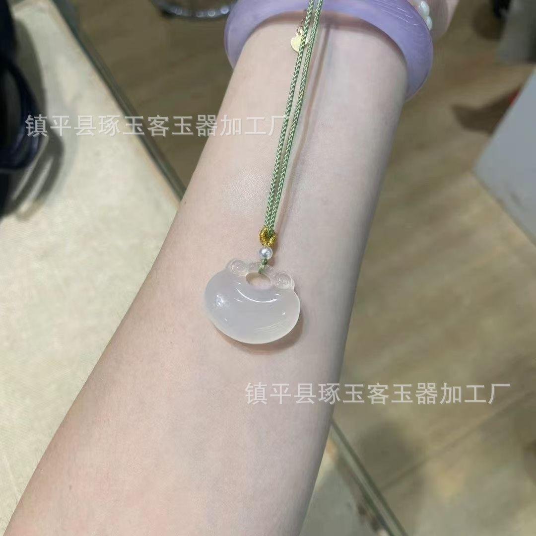 玉髓吊坠