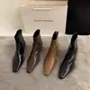 Outono e Inverno 2025 Novo Estilo Bico Fino Bico Quadrado Pequeno Salto Médio Couro Genuíno Botas Versáteis Botas Femininas Simples Botas Nude Botas de Cano Curto Mulheres