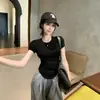 Camiseta de manga corta con cuello redondo y hombro irregular, nuevo diseño de verano en negro, elegante y estiliza la figura con un efecto de ceñido a la cintura