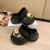 Zapatillas de algodón versátiles para interior con suela gruesa para mujer, con lindos diseños de dibujos animados y detalles de felpa, cálidos y peludos, nueva colección otoño/invierno 2026