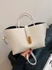 Bolsa de mão vintage estilo francês para mulheres, novo modelo verão 2025, bolsa de ombro e transversal para o trabalho, bolsa tote simples de cor sólida